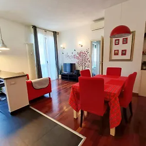  Apartment The Red In With Free Parking